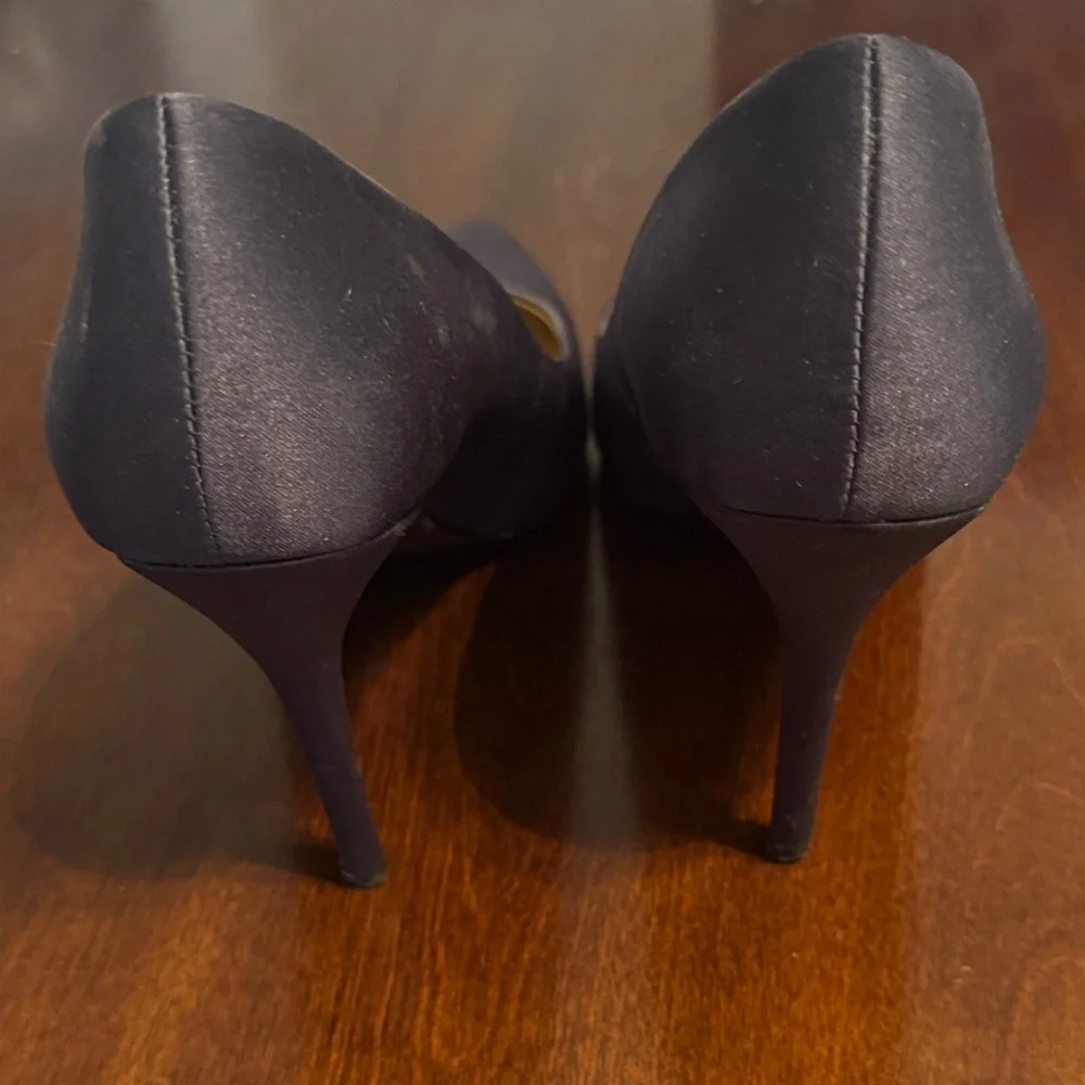 Classic Pointed-Toe Women's Pumps in Navy